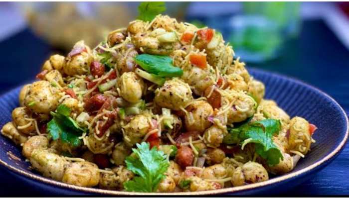 spicy makhana bhel recipe | कुछ चटपटा खाने का मन कर रहा हो तो मात्र 10 मिनट  में बनाइए 'मखाना भेल', जानिए रेसिपी | Hindi News, फूड