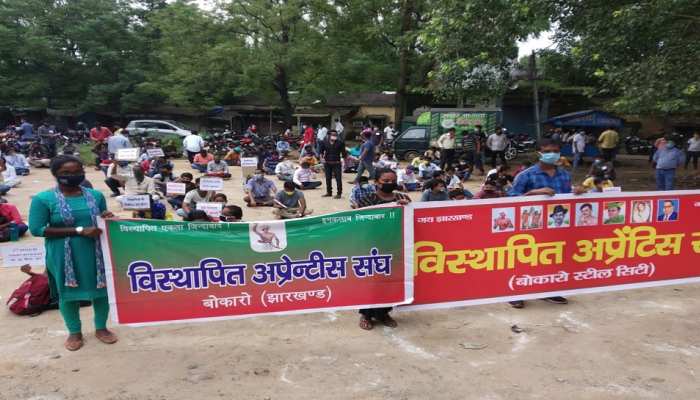 Apprentice Workers Protest Against Bsl Management In Bokaro ब क र Bsl प रब धन क ख ल फ व स थ प त न द य धरन म ग नह म नन पर आ द लन क द च त वन Hindi News