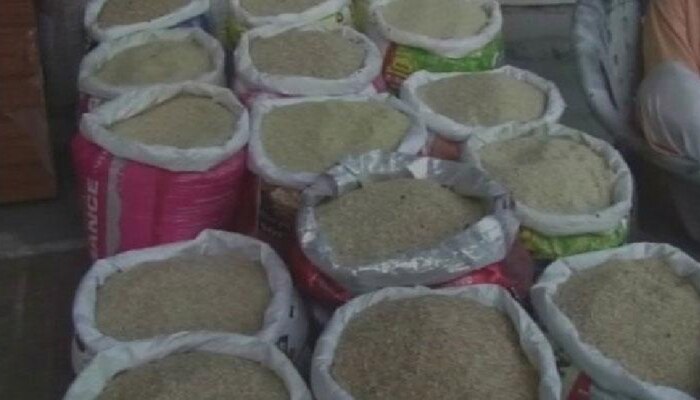 Bad quality rice distributed to the poor people in Balaghat and Mandla  Madhya Pradesh | शिव'राज' गरीबों को ऐसा चावल बांटा जिसे जानवर भी न खाते,  मोदी सरकार हुई बेहद नाराज