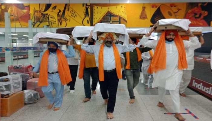 180 ਹੋਰ ਪਰਿਵਾਰ ਅਫਗਾਨਿਤਸਾਨ ਤੋਂ ਪੁੱਜੇ ਭਾਰਤ, ਸ੍ਰੀ ਗੁਰੂ ਗ੍ਰੰਥ ਸਾਹਿਬ ਦੇ 8 ਸਰੂਪ ਵੀ ਲਿਆਂਦੇ 180 ਹੋਰ ਪਰਿਵਾਰ ਅਫਗਾਨਿਤਸਾਨ ਤੋਂ ਪੁੱਜੇ ਭਾਰਤ, ਸ੍ਰੀ ਗੁਰੂ ਗ੍ਰੰਥ ਸਾਹਿਬ ਦੇ 8 ਸਰੂਪ ਵੀ ਲਿਆਂਦੇ