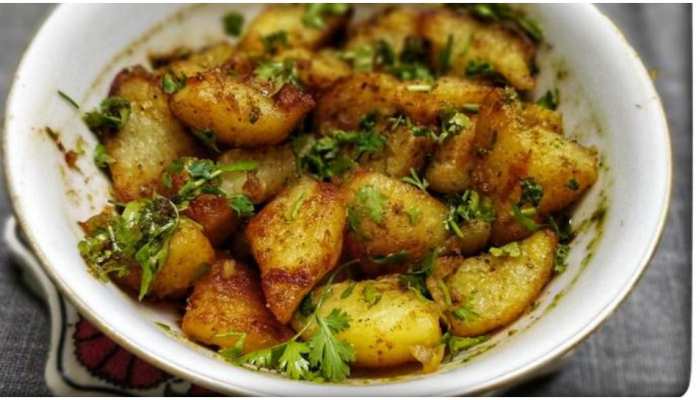 spicy aloo chaat recipe for vrat and evening snacks | शाम की चाय के साथ बनाएं मसालेदार चटपटी आलू चाट, व्रत में भी उठाएं इसका लुत्फ | Hindi News, फूड
