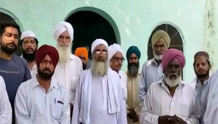 ਮੋਗਾ ਦੇ ਪਿੰਡ ਫੂਲੇਵਾਲਾ 'ਚ ਪੰਚਾਇਤ ਨੇ ਮੁਸਲਿਮ ਭਾਈਚਾਰੇ ਨੂੰ ਸੌਂਪੀ ਮਸਜਿਦ, ਪੇਸ਼ ਕੀਤੀ ਭਾਈਚਾਰਕ ਮਿਸਾਲ ਮੋਗਾ ਦੇ ਪਿੰਡ ਫੂਲੇਵਾਲਾ 'ਚ ਪੰਚਾਇਤ ਨੇ ਮੁਸਲਿਮ ਭਾਈਚਾਰੇ ਨੂੰ ਸੌਂਪੀ ਮਸਜਿਦ, ਪੇਸ਼ ਕੀਤੀ ਭਾਈਚਾਰਕ ਮਿਸਾਲ