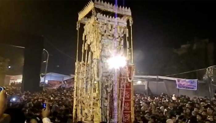 कोविड-19 की गाइडलाइन पर अमल करते हुए अक़ीदतमंद मना रहे हैं इमाम हुसैन का चेहल्लुम कोविड-19 की गाइडलाइन पर अमल करते हुए अक़ीदतमंद मना रहे हैं इमाम हुसैन का चेहल्लुम