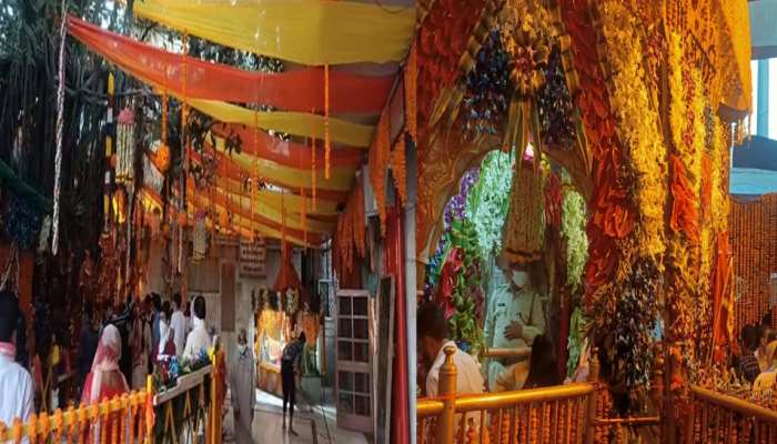 कोरोना पर मां के भक्तों की आस्था पड़ रही भारी, जयकारों से गूंजा चिंतपूर्णी मंदिर, देखें तस्वीरें कोरोना पर मां के भक्तों की आस्था पड़ रही भारी, जयकारों से गूंजा चिंतपूर्णी मंदिर, देखें तस्वीरें