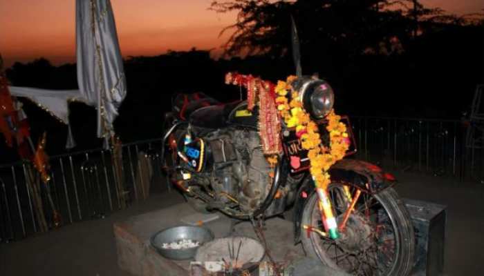 बुलेट मंदिर: जहां होती है रहस्यमयी मोटर साइकिल की पूजा!