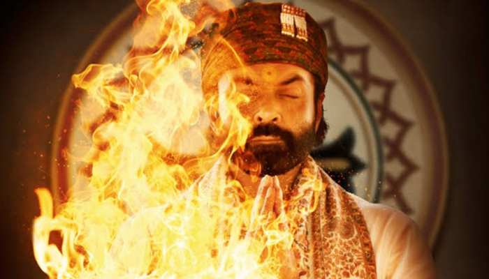Aashram Chapter 2 Review: दमदार 'निराला बाबा' की कहानी फिर रह गई अधूरी, नया सिर्फ 'लड्डू' का झोल Aashram Chapter 2 Review: दमदार 'निराला बाबा' की कहानी फिर रह गई अधूरी, नया सिर्फ 'लड्डू' का झोल