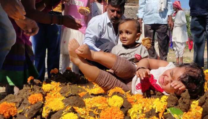 परंपराः यहां गोबर में फेंके जाते हैं बच्चे ताकि हेल्दी रहें, डॉक्टर दे रहे हैं चेतावनी