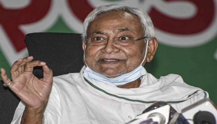 Bihar: नीतीश का अनोखा समर्थक, CM बनने की खुशी में काट डाली 4 अंगुलियां 