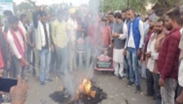 बिहार: सुशांत मर्डर में आरोपियों की गिरफ्तारी को लेकर अनशन पर बैठे परिजन, 2 गिरफ्तार बिहार: सुशांत मर्डर में आरोपियों की गिरफ्तारी को लेकर अनशन पर बैठे परिजन, 2 गिरफ्तार