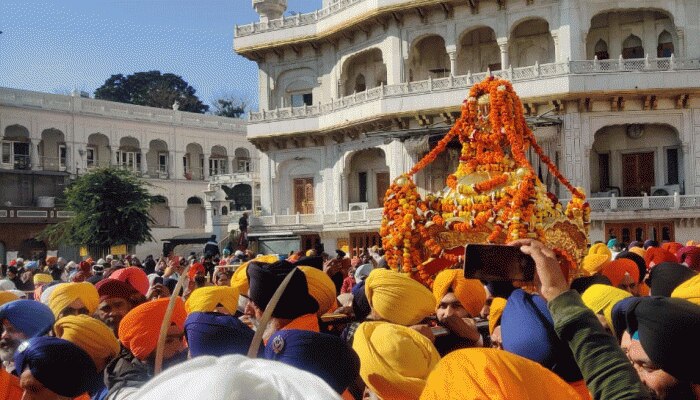 PHOTO : ਸ੍ਰੀ ਗੁਰੂ ਨਾਨਕ ਦੇਵ ਜੀ ਦੇ 551ਵੇਂ ਪ੍ਰਕਾਸ਼ ਪੁਰਬ 'ਤੇ ਸ੍ਰੀ ਅਕਾਲ ਤਖ਼ਤ ਤੋਂ ਸਜਾਇਆ ਗਿਆ ਨਗਰ ਕੀਰਤਨ,ਤੁਸੀਂ ਵੀ ਕਰੋਂ ਦਰਸ਼ਨ PHOTO : ਸ੍ਰੀ ਗੁਰੂ ਨਾਨਕ ਦੇਵ ਜੀ ਦੇ 551ਵੇਂ ਪ੍ਰਕਾਸ਼ ਪੁਰਬ 'ਤੇ ਸ੍ਰੀ ਅਕਾਲ ਤਖ਼ਤ ਤੋਂ ਸਜਾਇਆ ਗਿਆ ਨਗਰ ਕੀਰਤਨ,ਤੁਸੀਂ ਵੀ ਕਰੋਂ ਦਰਸ਼ਨ