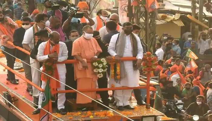 ओवैसी के गढ़ में दहाड़े CM Yogi, नारे लगे &#039;देखो देखो शेर आया&#039; 