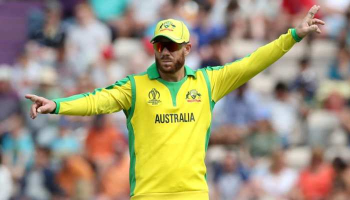 जब फील्डिंग करते वक्त David Warner को चढ़ा डांस का बुखार, देखिए VIRAL VIDEO जब फील्डिंग करते वक्त David Warner को चढ़ा डांस का बुखार, देखिए VIRAL VIDEO