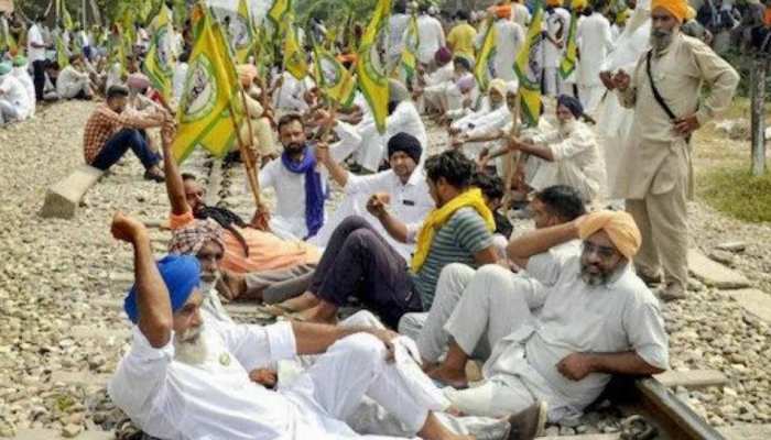 ट्रेनें चलाने को लेकर किसान बनें बाधा तो सरकार कर सकती है कार्रवाई: HC