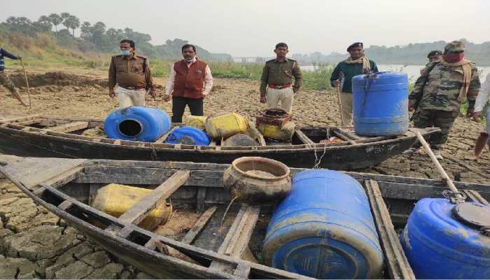 लखीसराय: नदी में नाव पर बन रही देसी शराब का हुआ भंडाफोड़, पुलिस को देख भागे तस्कर लखीसराय: नदी में नाव पर बन रही देसी शराब का हुआ भंडाफोड़, पुलिस को देख भागे तस्कर