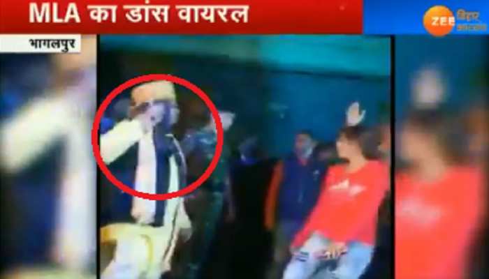 VIDEO: भोजपुरी गानों पर JDU MLA ने लगाए ठुमके, कोविड नियमों की उड़ाई धज्जियां VIDEO: भोजपुरी गानों पर JDU MLA ने लगाए ठुमके, कोविड नियमों की उड़ाई धज्जियां