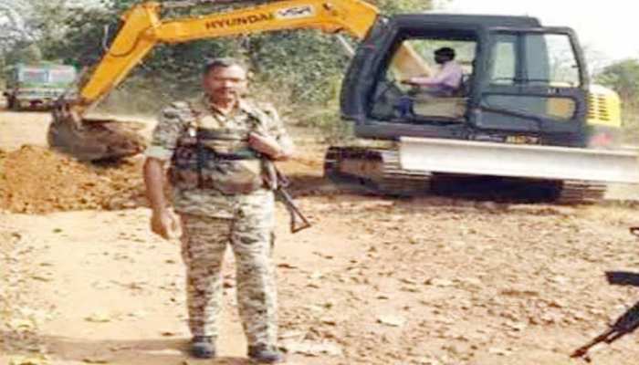 नक्सलियों ने काटी सड़क, आमजनों की परेशानी देख, SP खुद बाइक से पहुंचे, सड़क बनवाई