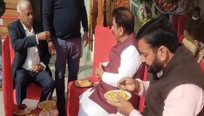 बीजेपी सांसद और विधायक खाना खाने के बाद उपवास में हुए शामिल! वायरल वीडियो में दावा बीजेपी सांसद और विधायक खाना खाने के बाद उपवास में हुए शामिल! वायरल वीडियो में दावा