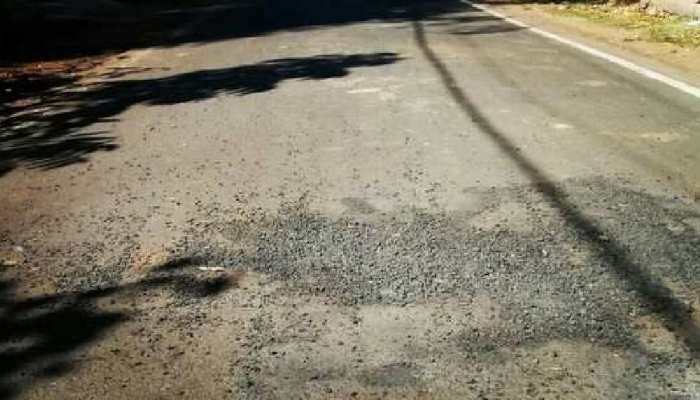 मुंगेर: निर्माण पूरा नहीं हुआ कि जर्जर होने लगी है सड़क, ग्रामीणों के विरोध पर जांच शुरू मुंगेर: निर्माण पूरा नहीं हुआ कि जर्जर होने लगी है सड़क, ग्रामीणों के विरोध पर जांच शुरू