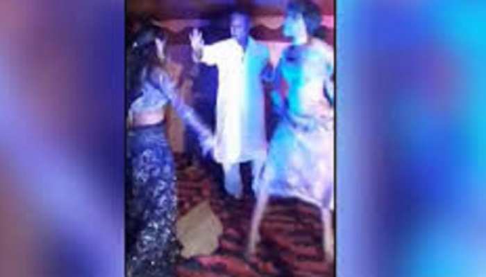 बिहार: महिला के शांतिभोज में बार बालाओं ने लगाए ठुमके, कोरोना नियमों का बना मजाक बिहार: महिला के शांतिभोज में बार बालाओं ने लगाए ठुमके, कोरोना नियमों का बना मजाक