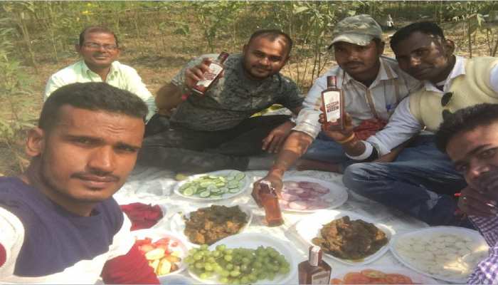 ये कैसी शराबबंदी: पिकनिक मनाते हुए युवकों ने खुलेआम पी शराब, वीडियो बनाकर किया वायरल ये कैसी शराबबंदी: पिकनिक मनाते हुए युवकों ने खुलेआम पी शराब, वीडियो बनाकर किया वायरल