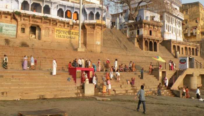 Visit Tulsi Ghat In Varanasi To Witness Treta Yug Tulsi Ghat म आज भ ह त ह त र त य ग क द द र ज वन म एक ब र जर र ज ए यह Hindi News धर म