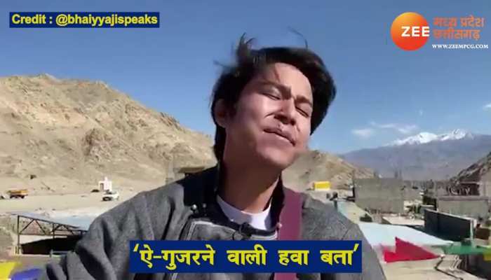 Laddak Boy And Girl Singing Sandesh Aate Hai Video Viral On Internet Mpas à¤¬ à¤° à¤¡à¤° à¤« à¤² à¤® à¤ à¤ à¤¨ à¤¸ à¤¦ à¤¶ à¤à¤¤ à¤¹ à¤ à¤à¤° à¤ à¤à¤°à¤¨ à¤ à¤ªà¤° à¤« à¤®à¤¸ à¤¹ à¤ à¤²à¤¦ à¤¦ à¤ à¤ à¤¯à¤¹ à¤ à¤¡ à¤¦ à¤ Video मुख्यमंत्री योगी आदित्यनाथ मंगलवार को गोरखनाथ मंदिर में एक कार्यक्रम में मौजूद थे। इसी क्रम में दीपोत्सव कार्यक्रम में 'संदेशे आते हैं, हमें तड़पाते हैं' गाने पर एक प्रस्तुति पेश की गयी। zee news