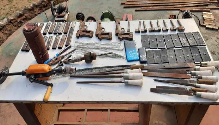 मुंगेर में पुलिस के हत्थे चढ़ा मशीन का मास्टरमाइंड, केस से जुड़े 5 बदमाश गिरफ्तार मुंगेर में पुलिस के हत्थे चढ़ा मशीन का मास्टरमाइंड, केस से जुड़े 5 बदमाश गिरफ्तार