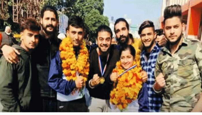 जम्मू कश्मीर के दो बच्चों ने किया नाम रोशन, बॉक्सिंग में जीता गोल्ड और सिल्वर जम्मू कश्मीर के दो बच्चों ने किया नाम रोशन, बॉक्सिंग में जीता गोल्ड और सिल्वर
