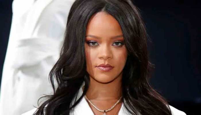 Rihanna का 'असली चेहरा' आया सामने, भगवान गणेश का पेंडेंट पहने शेयर की टॉपलेस तस्वीर Rihanna का 'असली चेहरा' आया सामने, भगवान गणेश का पेंडेंट पहने शेयर की टॉपलेस तस्वीर