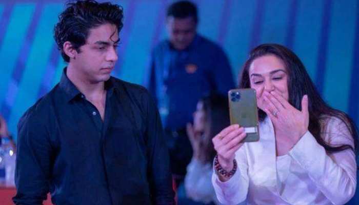 IPL Auction 2021: Preity Zinta ने Aryan Khan को चिढ़ाया, 'हमें Shahrukh मिल गया' IPL Auction 2021: Preity Zinta ने Aryan Khan को चिढ़ाया, 'हमें Shahrukh मिल गया'