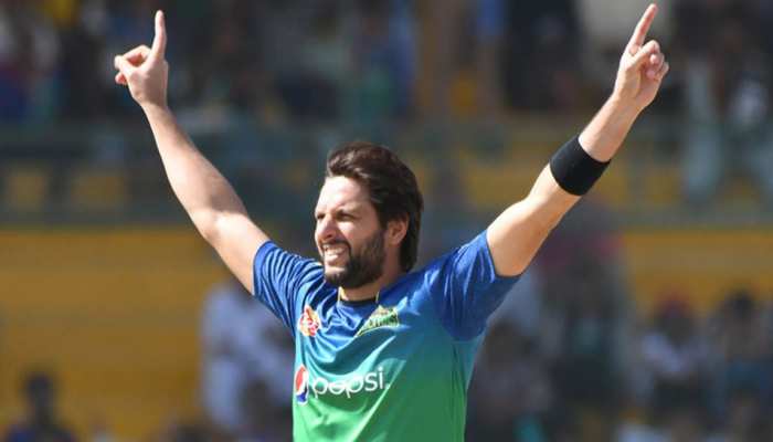 Shahid Afridi PSL 2021 Run Out Viral Video social media Iftikhar Ahmed Karachi |43 की उम्र में Shahid Afridi का 'रॉकेट थ्रो', Twitter पर छा गया रन आउट का ये Video | Hindi News