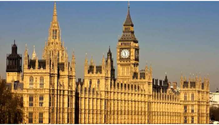 Weird News: Britain में शराब पीकर भी पेश कर सकते हैं Budget, जानिए House Of Commons की ऐसी ही रोचक बातें Weird News: Britain में शराब पीकर भी पेश कर सकते हैं Budget, जानिए House Of Commons की ऐसी ही रोचक बातें