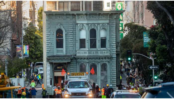 Viral Video: सड़क पर अचानक चलने लगा San Francisco Victorian House, देखते रह गए लोग Viral Video: सड़क पर अचानक चलने लगा San Francisco Victorian House, देखते रह गए लोग