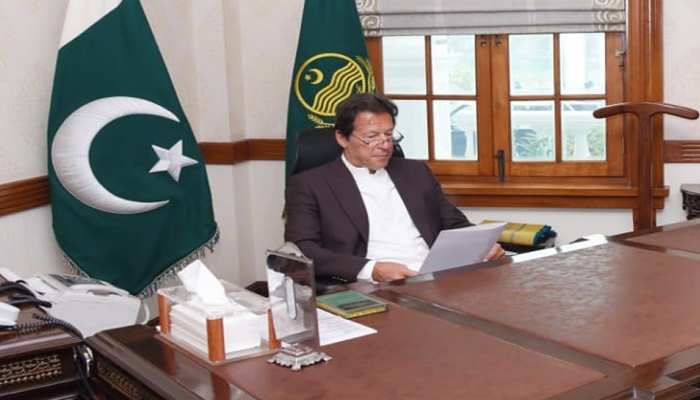 'कपड़े उतार कर बनाया वीडियो', Imran Khan की पार्टी पर पत्रकार ने लगाए गंभीर आरोप 'कपड़े उतार कर बनाया वीडियो', Imran Khan की पार्टी पर पत्रकार ने लगाए गंभीर आरोप