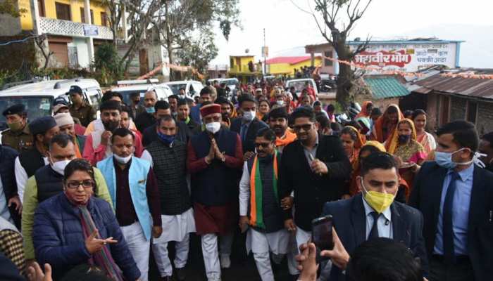 रानीखेत पहुंचे सीएम त्रिवेंद्र सिंह का हुआ जोरदार स्वागत, पार्टी कार्यकर्ताओं से की मुलाकात रानीखेत पहुंचे सीएम त्रिवेंद्र सिंह का हुआ जोरदार स्वागत, पार्टी कार्यकर्ताओं से की मुलाकात