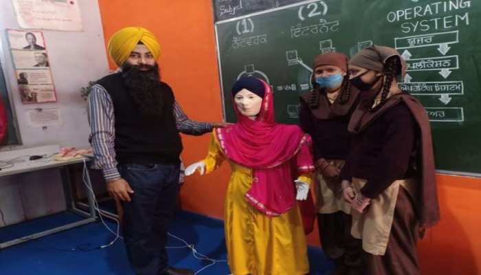 Sarbans Kaur Robot: जालंधर के टीचर हरजीत सिंह ने बनाया पंजाबी बोलने और समझने वाला रोबोट, जानें क्यों है खास Sarbans Kaur Robot: जालंधर के टीचर हरजीत सिंह ने बनाया पंजाबी बोलने और समझने वाला रोबोट, जानें क्यों है खास
