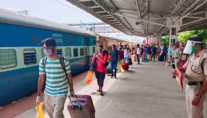 अब प्लेटफॉर्म टिकट भी हुआ महंगा, मुंबई में 5 गुना तक बढ़े दाम, 10 की जगह चुकाने होंगे 50 रुपये अब प्लेटफॉर्म टिकट भी हुआ महंगा, मुंबई में 5 गुना तक बढ़े दाम, 10 की जगह चुकाने होंगे 50 रुपये