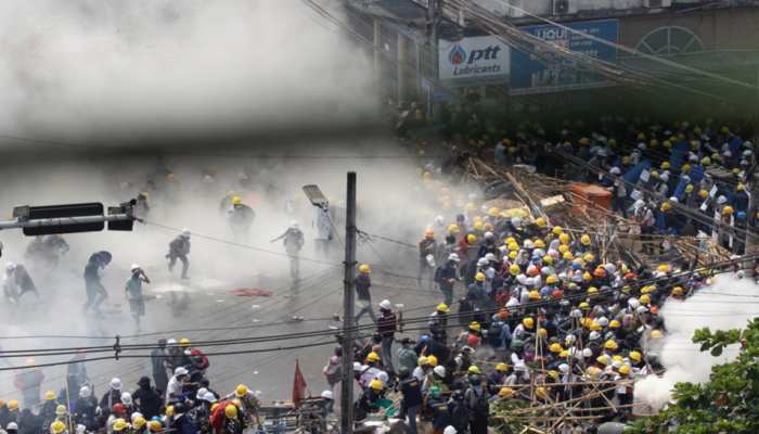 Myanmar: प्रदर्शनकारियों का सख्ती से दमन कर रहा सैन्य प्रशासन, आंसू गैस के साथ गोलीबारी में 33 की मौत Myanmar: प्रदर्शनकारियों का सख्ती से दमन कर रहा सैन्य प्रशासन, आंसू गैस के साथ गोलीबारी में 33 की मौत