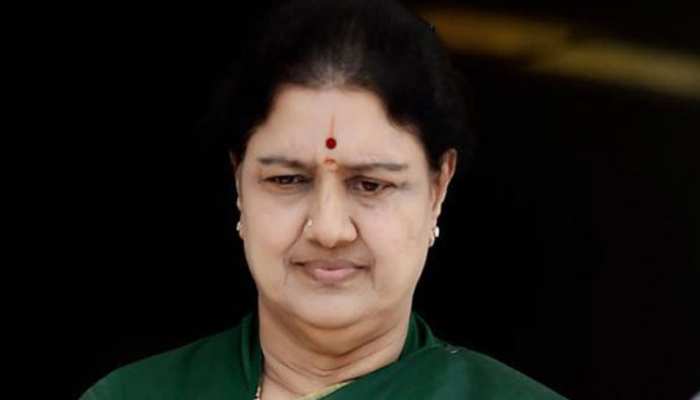 V K Sasikala ने किया राजनीति छोड़ने का ऐलान, AIADMK कैडर से की ये अपील V K Sasikala ने किया राजनीति छोड़ने का ऐलान, AIADMK कैडर से की ये अपील