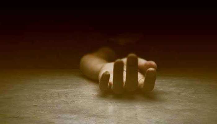 Chapra: बेखौफ अपराधियों ने वार्ड सदस्य को गोलियों से भूना, आक्रोशित लोगों ने पुलिस वाहन को किया आग के हवाले Chapra: बेखौफ अपराधियों ने वार्ड सदस्य को गोलियों से भूना, आक्रोशित लोगों ने पुलिस वाहन को किया आग के हवाले