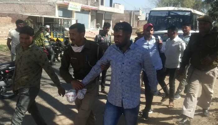 Dholpur Samachar: चलती बस से खूंखार डकैत को छुड़ाने का प्रयास, यात्रियों पर Firing Dholpur Samachar: चलती बस से खूंखार डकैत को छुड़ाने का प्रयास, यात्रियों पर Firing