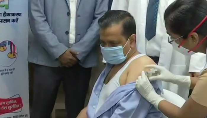 Delhi: CM Arvind Kejriwal ने लगवाई Coronavirus वैक्सीन, माता-पिता को भी दिलवाई पहली डोज Delhi: CM Arvind Kejriwal ने लगवाई Coronavirus वैक्सीन, माता-पिता को भी दिलवाई पहली डोज