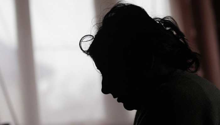 Maharashtra: Policeman ने बंदूक की नोंक पर महिला से किया Rape, पीड़िता ने लगाई फांसी; Suicide नोट बरामद Maharashtra: Policeman ने बंदूक की नोंक पर महिला से किया Rape, पीड़िता ने लगाई फांसी; Suicide नोट बरामद