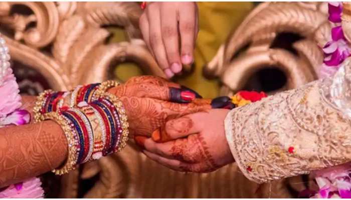 Viral Joke: 8वें वचन के बगैर पूरी नहीं होंगी शादी की रस्में, जानिए क्या है ये Viral Joke: 8वें वचन के बगैर पूरी नहीं होंगी शादी की रस्में, जानिए क्या है ये