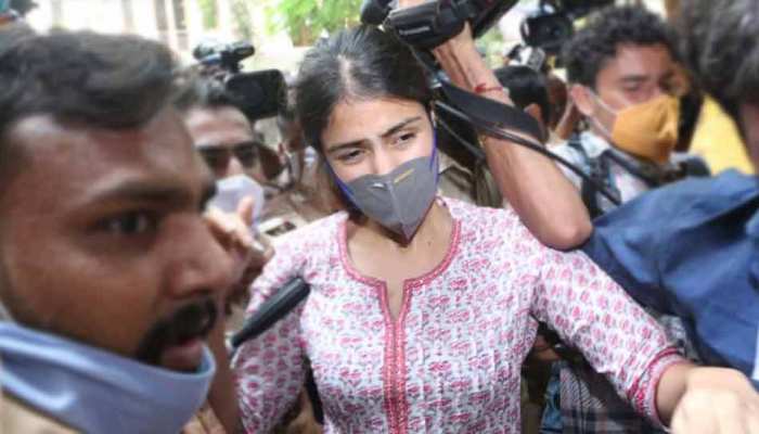 सुशांत सिंह राजपूत ड्रग्स केस में NCB ने दाखिल की चार्जशीट, आरोपियों में Rhea Chakraborty समेत 33 लोगों के नाम सुशांत सिंह राजपूत ड्रग्स केस में NCB ने दाखिल की चार्जशीट, आरोपियों में Rhea Chakraborty समेत 33 लोगों के नाम