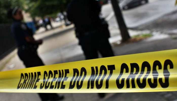 Delhi में घर के अंदर मिली युवक और युवती की Deadbody, मौके से शराब की बोतल बरामद Delhi में घर के अंदर मिली युवक और युवती की Deadbody, मौके से शराब की बोतल बरामद