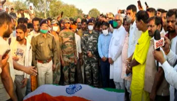 पिता से किया वादा रह गया अधूरा, छत्तीसगढ़ में शहीद हुए रीवा के लाल को नम आंखों से दी गई अंतिम विदाई पिता से किया वादा रह गया अधूरा, छत्तीसगढ़ में शहीद हुए रीवा के लाल को नम आंखों से दी गई अंतिम विदाई