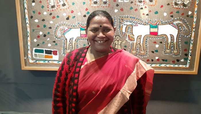 International Women&#39;s day Bhuri Bai&#39;s success story from construction worker to renound Bhil Tribe | छोटी-छोटी बिंदियों से भूरी बाई ने भरे जीवन में सफलता के रंग | Hindi News, राष्ट्र
