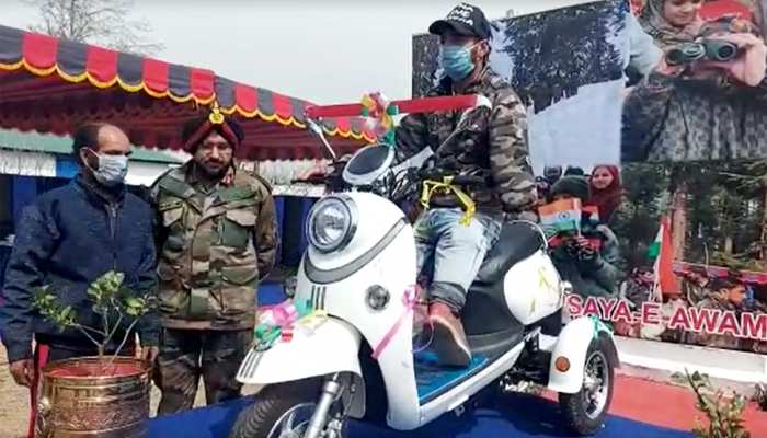 दिव्यांग बच्चे के लिए मसीहा बनी भारतीय फौज, पढ़ाई जारी रखने के लिए दिया ये तोहफा दिव्यांग बच्चे के लिए मसीहा बनी भारतीय फौज, पढ़ाई जारी रखने के लिए दिया ये तोहफा