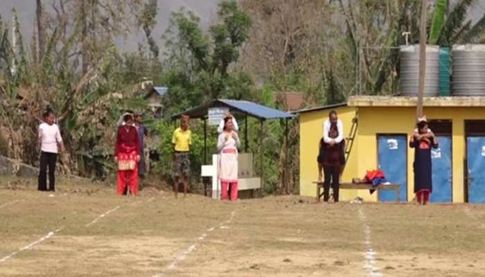 Nepal Women Carrying Husbands On Their Backs To Raise Awareness On Gender Equality Nepal मह ल ए प र ष क बर बर ह य स ब त करन क ल ए लग द अन ख द ड Hindi News द न य